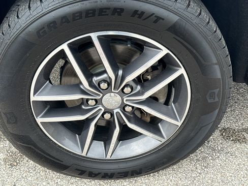 Used 2018 Jeep Grand Cherokee Limited AWD/4WD image 9