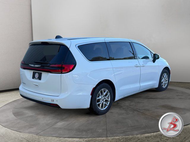 Used 2023 Chrysler Pacifica Touring-L FWD image 7