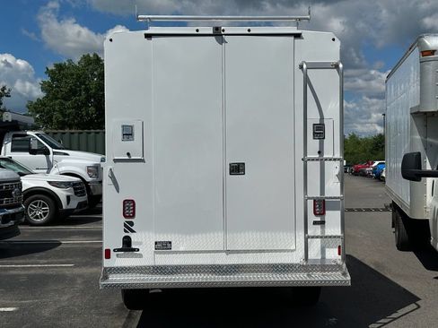 New 2027 Ford E-350 and Econoline 350 Super Duty w/ Interior Upgrade Package RWD image 9
