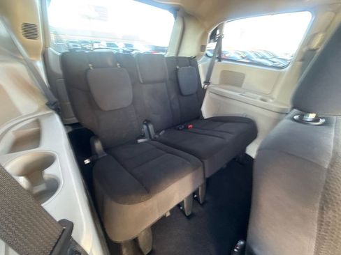 Used 2018 Dodge Grand Caravan SE w/ UConnect Hands-Free Group image 14