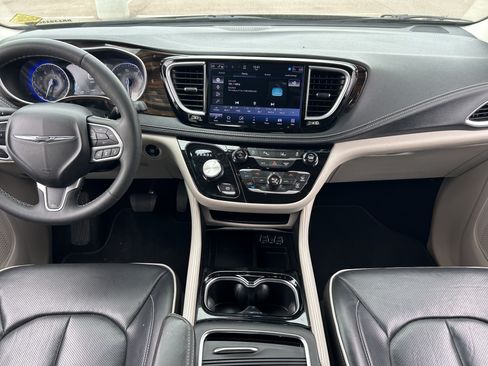 Used 2024 Chrysler Pacifica Limited FWD image 14