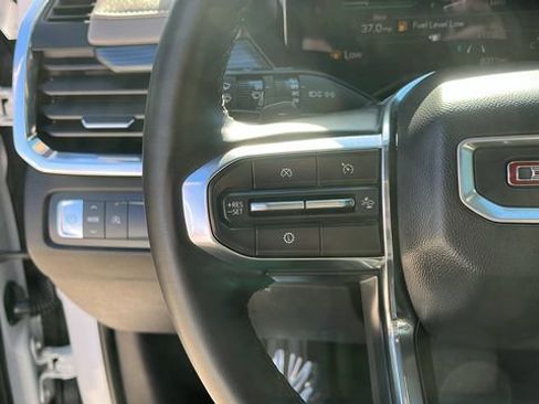 Used 2025 GMC Acadia Elevation w/ Elevation Premium Package FWD image 9