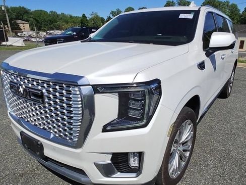 Used 2023 GMC Yukon XL Denali w/ Advanced Technology Package AWD/4WD image 3