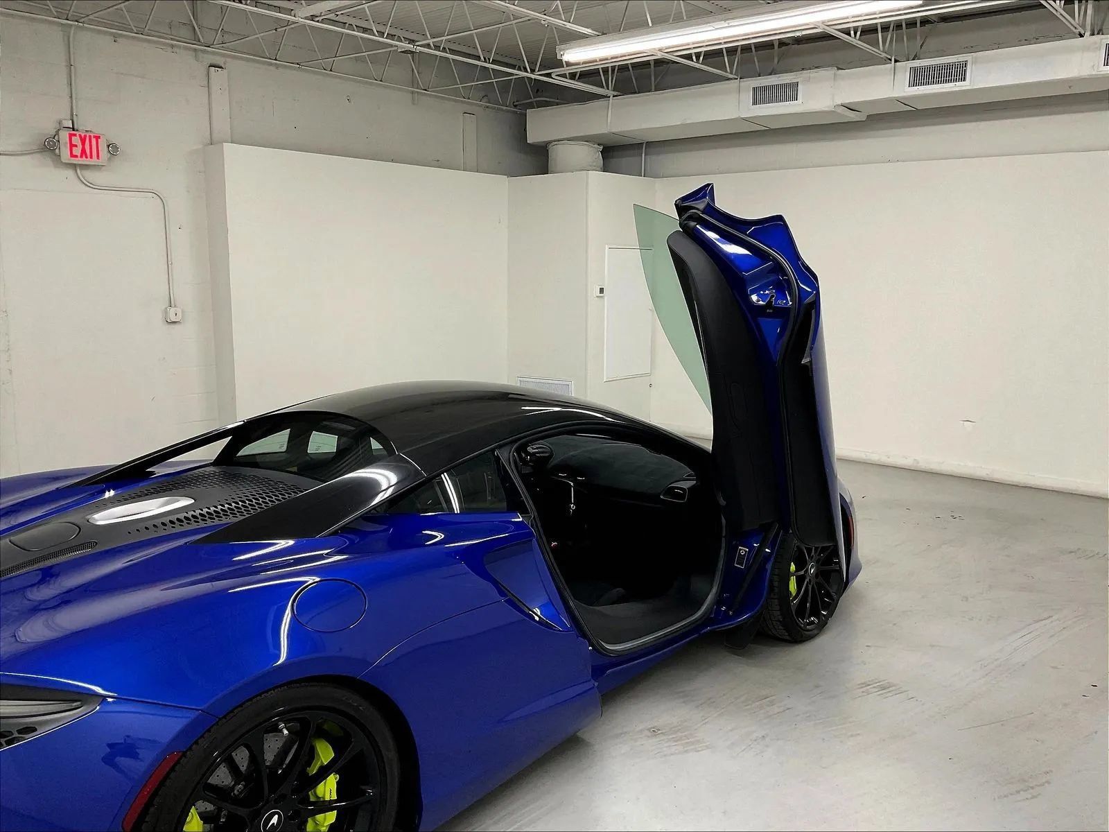 Used 2023 McLaren Artura RWD image 26