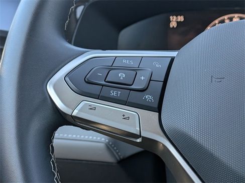Certified 2024 Volkswagen Taos SE image 29