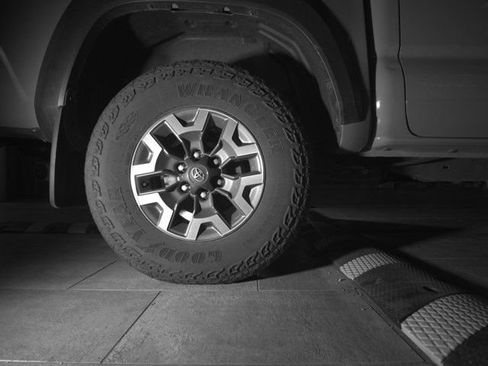 Used 2023 Toyota Tacoma TRD Off-Road w/ TRD Premium Off Road Package AWD/4WD image 9