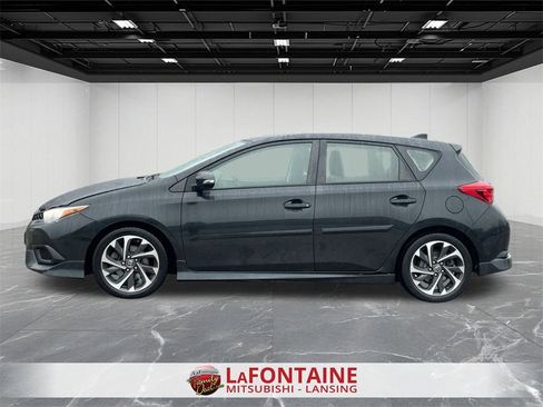 Used 2018 Toyota Corolla iM image 2