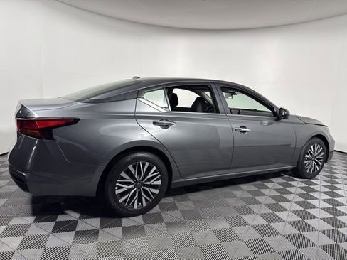 Used 2025 Nissan Altima 2.5 SV FWD image 9