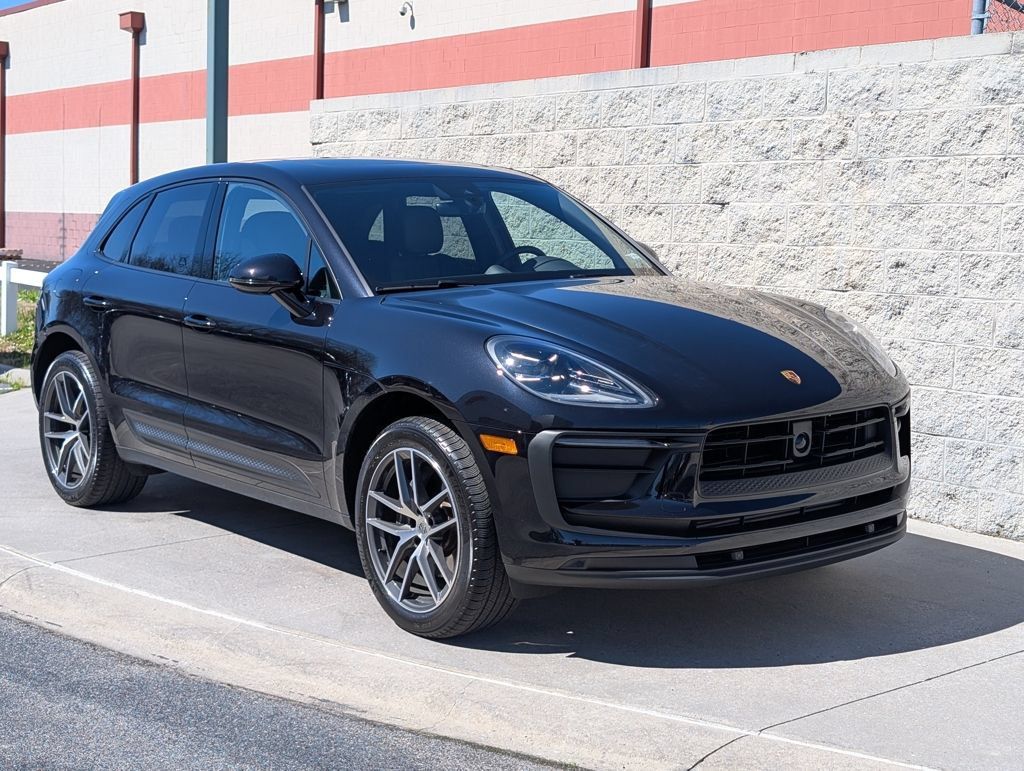 Certified 2025 Porsche Macan AWD/4WD image 9