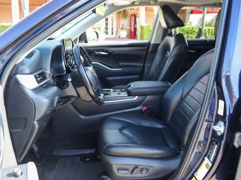 Used 2022 Toyota Highlander XLE FWD image 18