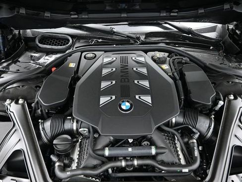 Used 2025 BMW 760i xDrive w/ Luxury Rear Seating Package image 19