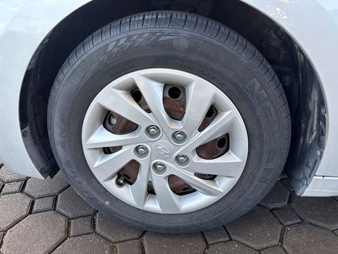 Used 2017 Hyundai Elantra SE w/ Cargo Package FWD image 11