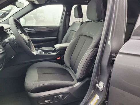 New 2025 Jeep Grand Cherokee Laredo image 9