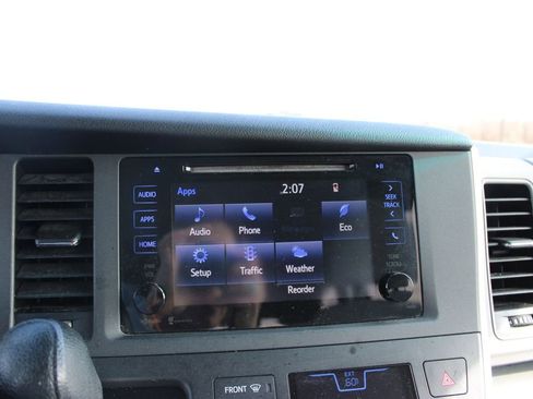 Used 2015 Toyota Sienna LE image 43