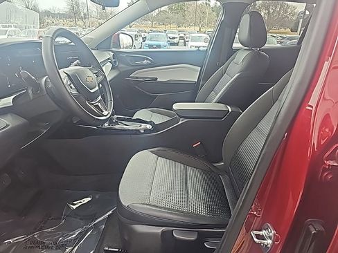 Used 2025 Chevrolet Trax LT w/ LT Convenience Package image 9