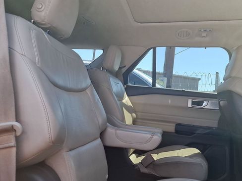 Used 2020 Ford Explorer Platinum w/ Premium Technology Package AWD/4WD image 4