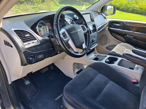 Used 2015 Chrysler Town & Country Touring FWD image 10