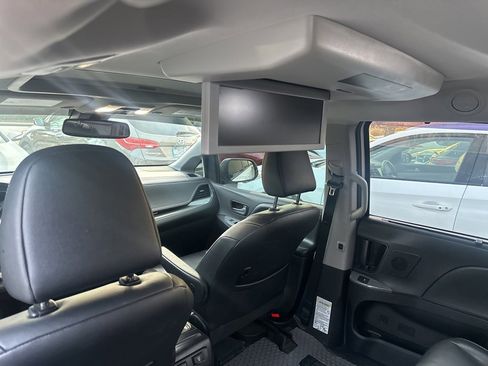 Used 2019 Toyota Sienna SE Premium image 9