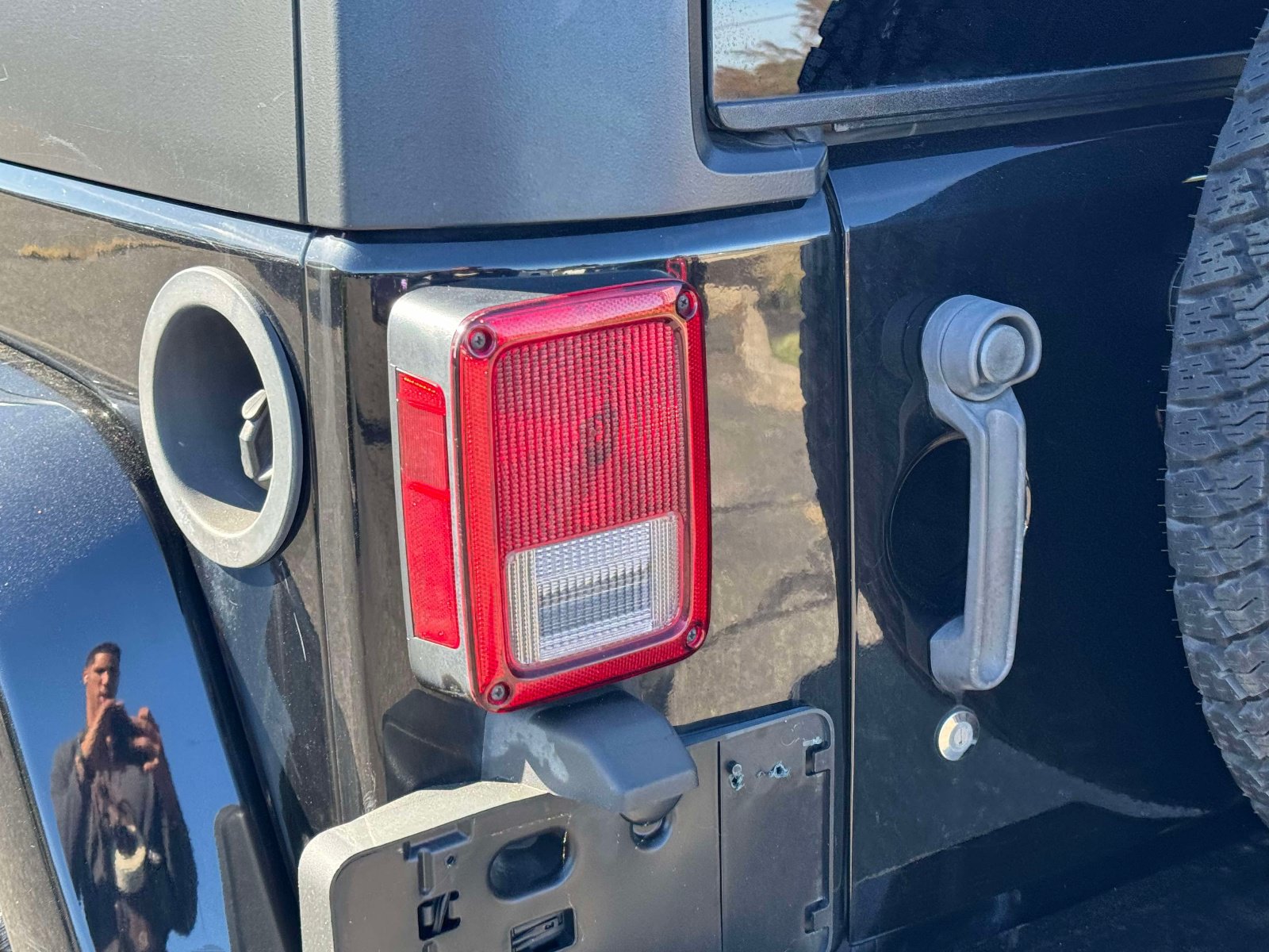 Used 2016 Jeep Wrangler Sahara w/ Connectivity Group AWD/4WD image 8
