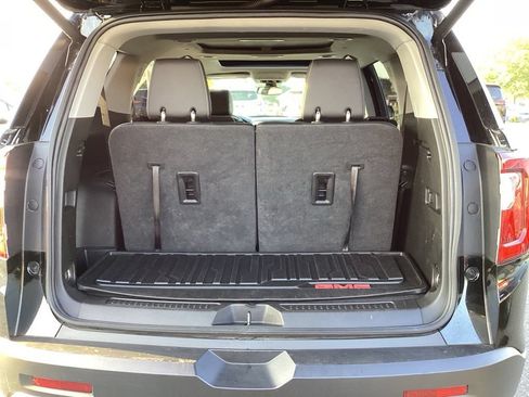 Used 2023 GMC Acadia SLT w/ Technology Package AWD/4WD image 13