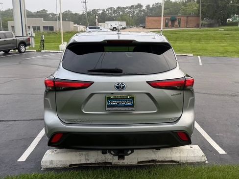 Used 2021 Toyota Highlander LE AWD/4WD image 5