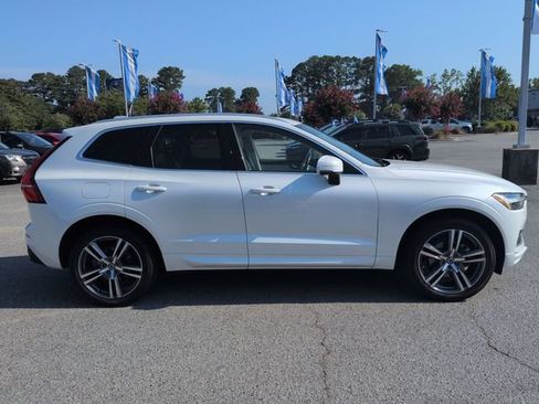 Used 2021 Volvo XC60 T5 Momentum w/ Premium Package FWD image 2