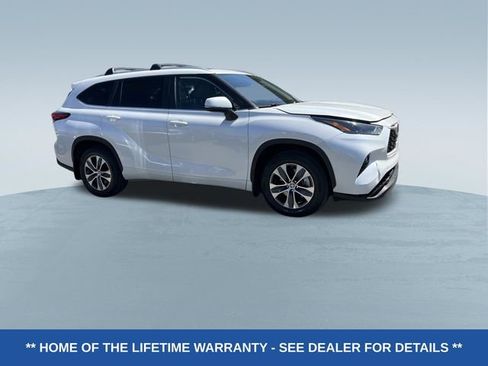Used 2023 Toyota Highlander XLE FWD image 2