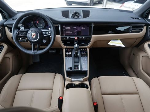 Used 2025 Porsche Macan image 34