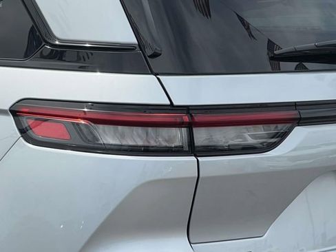 Used 2023 Jeep Grand Cherokee Altitude image 10