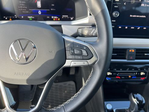 Certified 2025 Volkswagen Taos SE w/ Panoramic Sunroof Package image 19