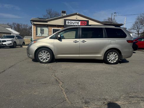 Used 2017 Toyota Sienna XLE image 11