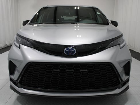 Used 2025 Toyota Sienna XSE w/ XSE Plus Package FWD image 2
