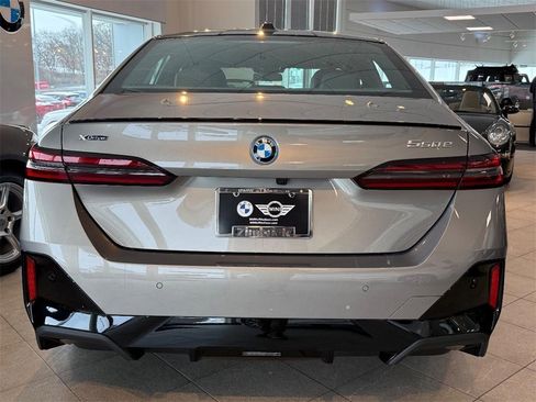 Used 2025 BMW 550e xDrive w/ Premium Package image 4