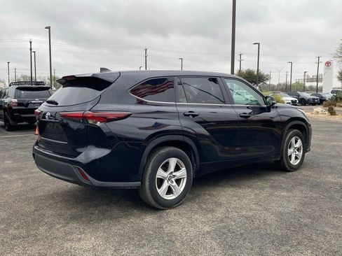 Used 2025 Toyota Highlander LE image 5