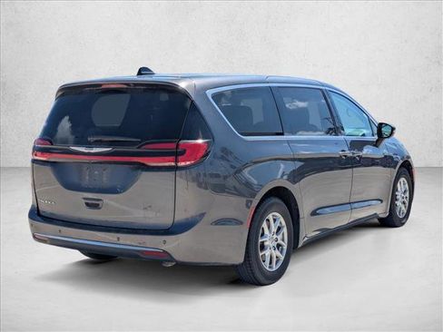 Used 2023 Chrysler Pacifica Touring-L image 5