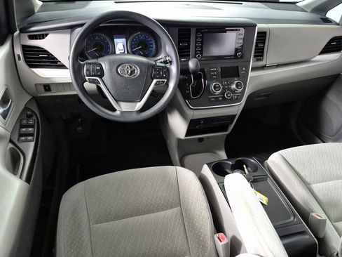 Used 2018 Toyota Sienna LE image 10