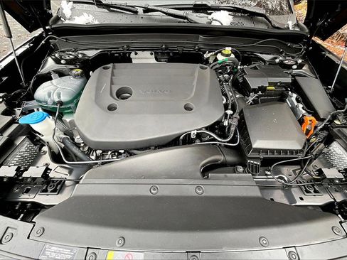 New 2025 Volvo XC40 B5 Ultra w/ Climate Package image 12