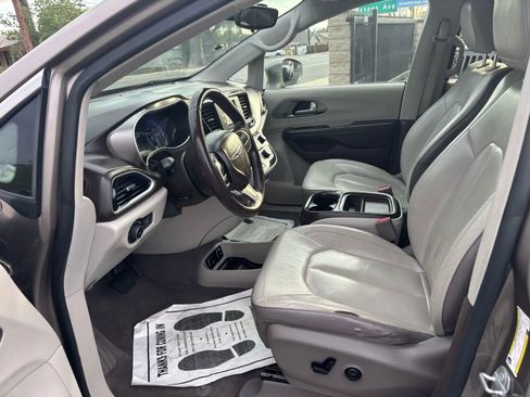 Used 2017 Chrysler Pacifica Touring-L image 10