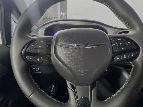 Used 2024 Chrysler Pacifica Touring FWD image 18