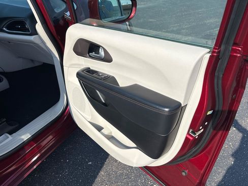Used 2018 Chrysler Pacifica Touring-L Plus FWD image 34