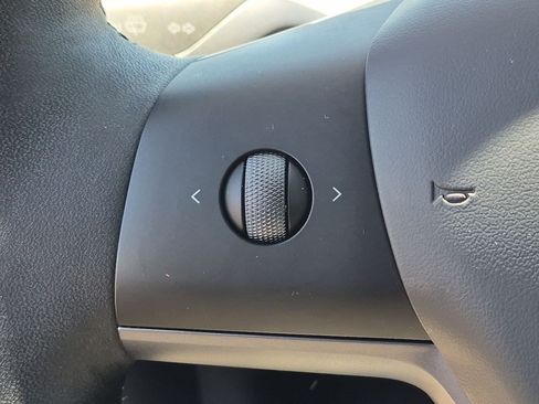 Used 2025 Tesla Model Y Long Range RWD image 11