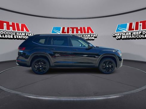 Used 2022 Volkswagen Atlas SE w/ Black Wheel Package FWD image 9