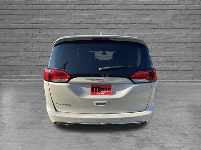 Used 2017 Chrysler Pacifica Touring-L Plus FWD image 9