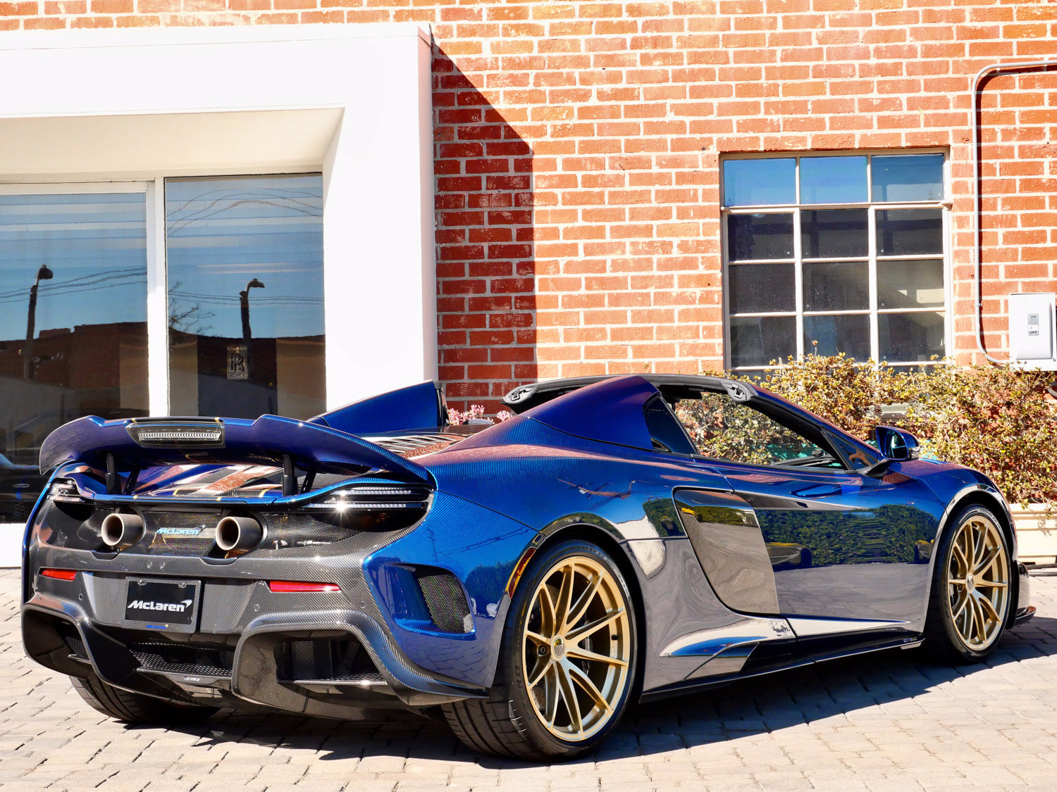 Used 2016 McLaren 675LT Spider RWD image 4