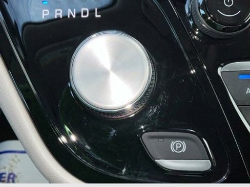 Used 2023 Chrysler Pacifica Touring-L image 28