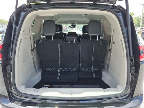 Used 2023 Chrysler Pacifica Touring-L w/ Uconnect Theater Family Group FWD image 6