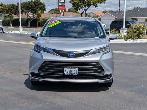 Used 2021 Toyota Sienna LE FWD image 2