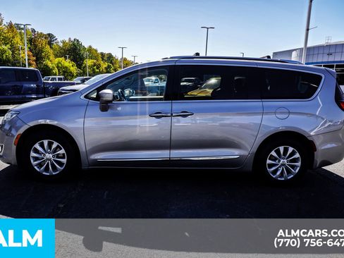 Used 2019 Chrysler Pacifica Touring-L image 10