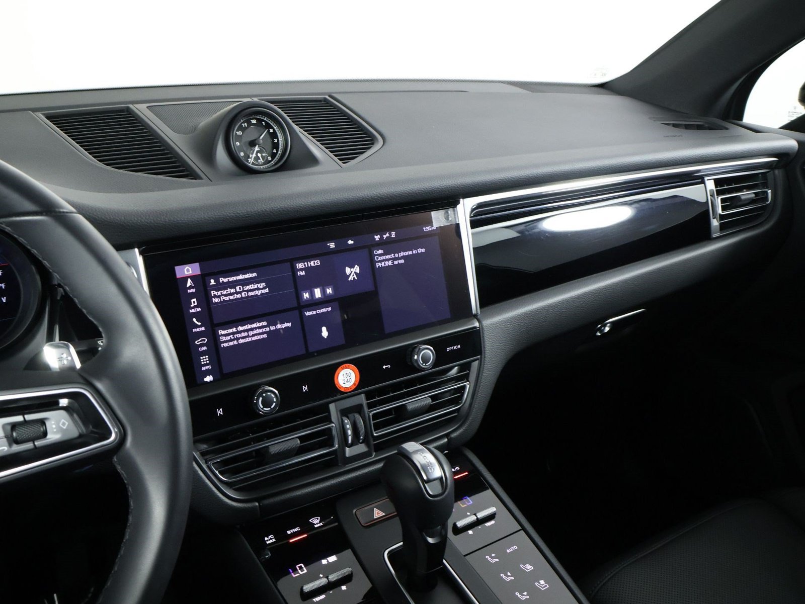 Certified 2026 Porsche Macan AWD/4WD image 13