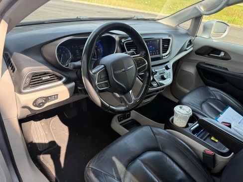 Used 2019 Chrysler Pacifica Touring-L FWD image 12